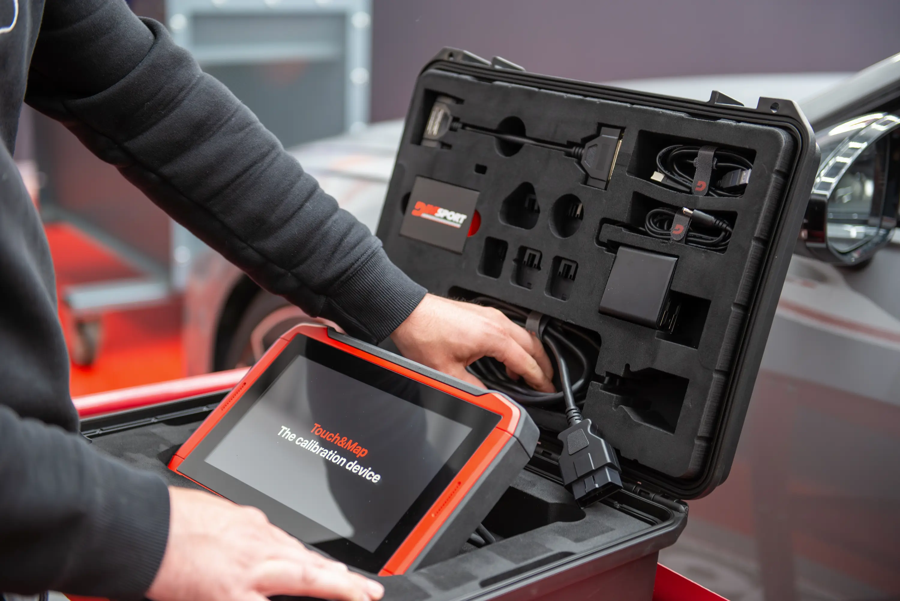 Técnico abriendo maletín con The Genius