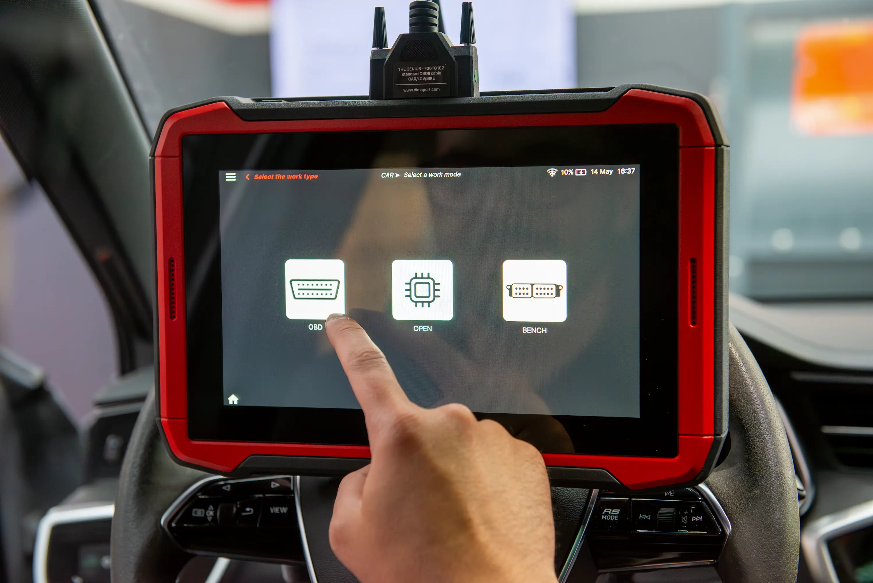 Técnico usando la pantalla táctil de The Genius